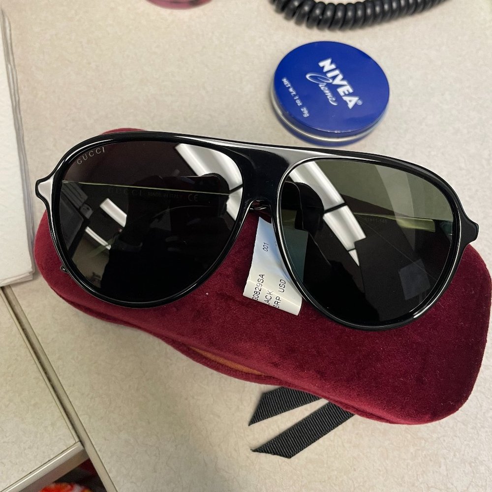 Gucci Men's GG0829SA, larger nose framed. Brand New tag on, case included.